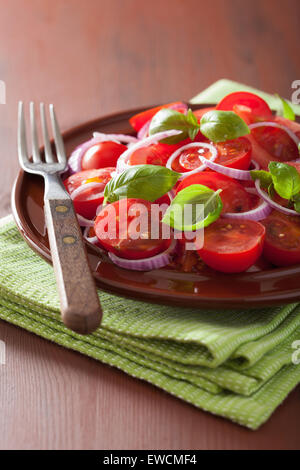 gesunden Tomatensalat mit Zwiebel Basilikum Olivenöl und Balsamico-Essig Stockfoto