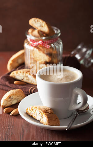 traditionelle italienische Cantuccini Kekse und Kaffee Stockfoto