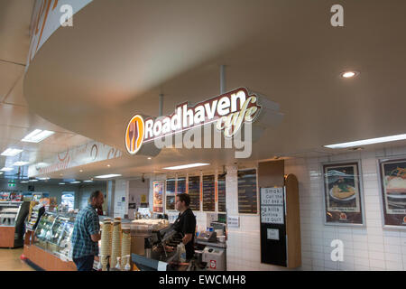 Roadhaven Café, australische Tankstelle Anlage auf der Straße zwischen Sydney und Canberra, Australien Stockfoto