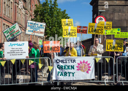 Preston, Lancashire, UK. 23. Juni 2015. Demo-Protest vor dem County Hall in Preston, wie der Rat darüber entscheidet, ob die Cuadrilla Fracking Antrag auf der Roseacre Website & wenig Plumpton Websites billigt.  Einzelpersonen, Gruppen, Aktivisten und Anwohner, Landwirtschaft und Tourismus Sektoren Objekt Pläne zur "Frack" für Shale Gas in den Standorten in der Nähe von Blackpool darstellt. Bildnachweis: Mar Photographics/Alamy Live-Nachrichten Stockfoto