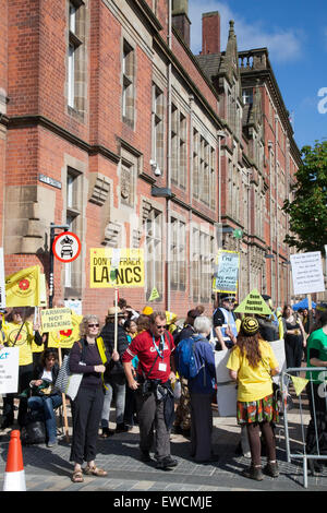 Preston, Lancashire, UK. 23. Juni 2015. Demo-Protest vor dem County Hall in Preston, wie der Rat darüber entscheidet, ob die Cuadrilla Fracking Antrag auf der Roseacre Website & wenig Plumpton Websites billigt.  Einzelpersonen, Gruppen, Aktivisten und Anwohner, Landwirtschaft und Tourismus Sektoren Objekt Pläne zur "Frack" für Shale Gas in den Standorten in der Nähe von Blackpool darstellt. Bildnachweis: Mar Photographics/Alamy Live-Nachrichten Stockfoto