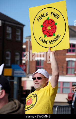 Preston, Großbritannien. 23. Juni 2015. Anti-fracking Demonstranten aus ganz Großbritannien in Preston der Hauptsitz der Lancashire County Council sammeln. Ratsmitglieder diskutieren, ob die gehen zu geben grünes Licht für zwei Anwendungen in der Grafschaft zu Frack von Energieunternehmen caudrilla Credit: Paul melling/alamy leben Nachrichten Stockfoto