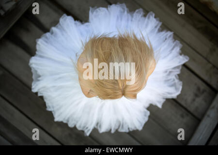 Enge Porträt einer niedlichen Ballerina in weißen Tutu und blauen bathin Stockfoto