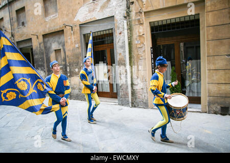 Siena gliedert sich in 17 Bezirke, bekannt als Contrade, und kämpfen sie, zehn von den Bezirken zu einer Zeit, in der zweimal ein Jahr, am 2. Juli und 16. August Pferderennen rund um den zentralen Campo Square.Prior, das Pferderennen gibt es viele der Flagge winken und Trommeln, die durch das Zentrum der Stadt auftritt. Siena, Toskana. Italien. Juli. Stockfoto