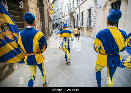 Siena gliedert sich in 17 Bezirke, bekannt als Contrade, und kämpfen sie, zehn von den Bezirken zu einer Zeit, in der zweimal ein Jahr, am 2. Juli und 16. August Pferderennen rund um den zentralen Campo Square.Prior, das Pferderennen gibt es viele der Flagge winken und Trommeln, die durch das Zentrum der Stadt auftritt. Siena, Toskana. Italien. Juli. Stockfoto