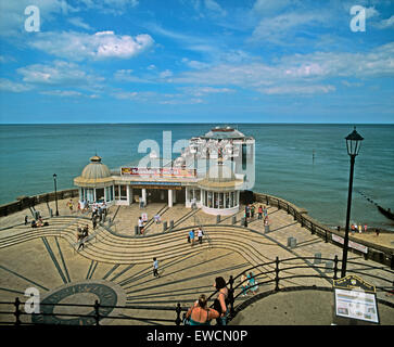 Cromer Pier auf einen ruhigen Sommer Tag North Norfolk Küste Stockfoto