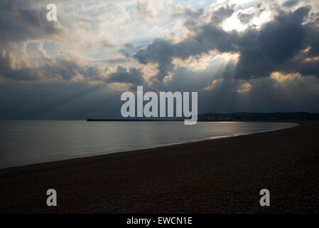 Sonnen-Strahlen durch Wolke über ruhige See und leeren Strand, Seaford, Sussex Stockfoto