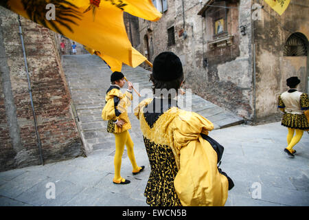 Siena gliedert sich in 17 Bezirke, bekannt als Contrade, und kämpfen sie, zehn von den Bezirken zu einer Zeit, in der zweimal ein Jahr, am 2. Juli und 16. August Pferderennen rund um den zentralen Campo Square.Prior, das Palio-Pferderennen gibt es viele der Flagge winken und Trommeln, die durch das Zentrum der Stadt auftritt. Siena, Toskana. Italien. Juli. Stockfoto
