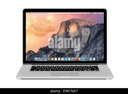 Varna, Bulgarien – 3. November 2013: Vorderansicht der Apple 15-Zoll MacBook Pro Retina mit OS X Yosemite auf dem Display. Isoliert Stockfoto