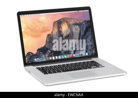 Varna, Bulgarien - 3. November 2013: Apple 15-Zoll MacBook Pro Retina mit OS X Yosemite auf dem geneigten hinteren Monitor. Isoliert auf Stockfoto