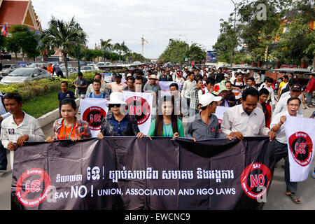 (150623)--PHNOM PENH, 23. Juni 2015 (Xinhua)--Aktivisten demonstrieren vor der Nationalversammlung in Phnom Penh, Kambodscha, 23. Juni 2015. Mehr als 100 Aktivisten aus rund 30 nicht-Regierungs-Organisationen und Verbände sammelten sich vor der kambodschanischen Nationalversammlung Dienstagmorgen gegen einen umstrittenen Gesetzentwurf über nicht-Regierungs-Organisationen (NGOs) und Verbänden zu protestieren. Gemäß dem Gesetzesentwurf Nichtregierungsorganisationen und Verbände werden aufgefordert, ihre Nationalitäten mit der kambodschanischen Regierung registrieren, um Klagebefugnis haben und sind erforderlich, um Dateiberichte über ihre Tat Stockfoto
