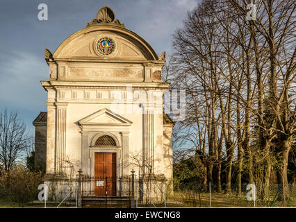 Fassade der Kirche aus dem XVII Jahrhundert, die das Oratorium "Santissima Annunziata" (Sepulcrum Gentis Piancastelli) in Fusignano, Italien Stockfoto