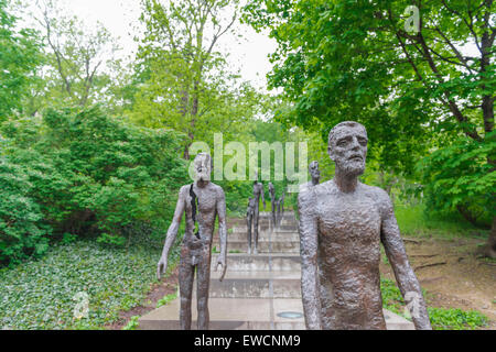 Prag Petrin Hügel mit Blick auf die Skulpturen in der Denkmal für die Leiden der tschechischen Bevölkerung unter kommunistischer Herrschaft von Olbram Zoubek, Petrin Park, Prag Stockfoto