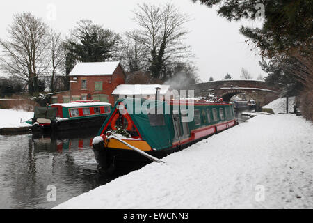 Narrowboats vertäut am Shropshire-Union-Kanal in Market Drayton Shropshire Stockfoto