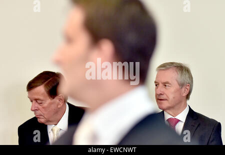 München, Deutschland. 23. Juni 2015. Co-CEO der Deutschen Bank, Juergen Fitschen (R) und seinem Anwalt Hanns W. Feigen Converse in den Gerichtssaal zu Beginn des Prozesses gegen ihn und andere ehemalige Bankmanager wegen versuchten Betrugs in der Kirch Testversion im Amtsgericht in München, 23. Juni 2015. Bildnachweis: Dpa picture Alliance/Alamy Live News Stockfoto