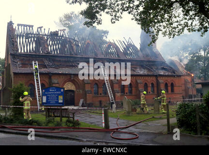 Fleet, Hampshire, UK. 22. Juni 2015. Junge, 17, verhaftet wegen des Verdachts der Kirche Brandstiftung, die ein 17-jähriger Junge Flotte wegen des Verdachts der Brandstiftung im Zusammenhang mit dem Brand verhaftet wurde, die Kirche letzte Nacht verschlungen.  Polizei wurden am 17:49 Montag, 22. Juni 2015 zu einem Brand im All Saints Church Kirche unterwegs, Flotte aufgerufen. Hants Offiziere untersuchen, ob das Feuer auf ähnliche Berichte Kredit verbunden ist: Jason Kay/Alamy Live News Stockfoto