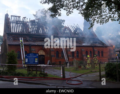 Fleet, Hampshire, UK. 22. Juni 2015. Junge, 17, verhaftet wegen des Verdachts der Kirche Brandstiftung, die ein 17-jähriger Junge Flotte wegen des Verdachts der Brandstiftung im Zusammenhang mit dem Brand verhaftet wurde, die Kirche letzte Nacht verschlungen.  Polizei wurden am 17:49 Montag, 22. Juni 2015 zu einem Brand im All Saints Church Kirche unterwegs, Flotte aufgerufen. Hants Offiziere untersuchen, ob das Feuer auf ähnliche Berichte Kredit verbunden ist: Jason Kay/Alamy Live News Stockfoto