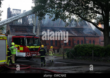 Fleet, Hampshire, UK. 22. Juni 2015. Junge, 17, verhaftet wegen des Verdachts der Kirche Brandstiftung, die ein 17-jähriger Junge Flotte wegen des Verdachts der Brandstiftung im Zusammenhang mit dem Brand verhaftet wurde, die Kirche letzte Nacht verschlungen.  Polizei wurden am 17:49 Montag, 22. Juni 2015 zu einem Brand im All Saints Church Kirche unterwegs, Flotte aufgerufen. Hants Offiziere untersuchen, ob das Feuer auf ähnliche Berichte Kredit verbunden ist: Jason Kay/Alamy Live News Stockfoto