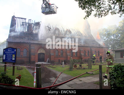 Fleet, Hampshire, UK. 22. Juni 2015. Junge, 17, verhaftet wegen des Verdachts der Kirche Brandstiftung, die ein 17-jähriger Junge Flotte wegen des Verdachts der Brandstiftung im Zusammenhang mit dem Brand verhaftet wurde, die Kirche letzte Nacht verschlungen.  Polizei wurden am 17:49 Montag, 22. Juni 2015 zu einem Brand im All Saints Church Kirche unterwegs, Flotte aufgerufen. Hants Offiziere untersuchen, ob das Feuer auf ähnliche Berichte Kredit verbunden ist: Jason Kay/Alamy Live News Stockfoto