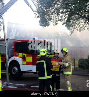 Fleet, Hampshire, UK. 22. Juni 2015. Junge, 17, verhaftet wegen des Verdachts der Kirche Brandstiftung, die ein 17-jähriger Junge Flotte wegen des Verdachts der Brandstiftung im Zusammenhang mit dem Brand verhaftet wurde, die Kirche letzte Nacht verschlungen.  Polizei wurden am 17:49 Montag, 22. Juni 2015 zu einem Brand im All Saints Church Kirche unterwegs, Flotte aufgerufen. Hants Offiziere untersuchen, ob das Feuer auf ähnliche Berichte Kredit verbunden ist: Jason Kay/Alamy Live News Stockfoto