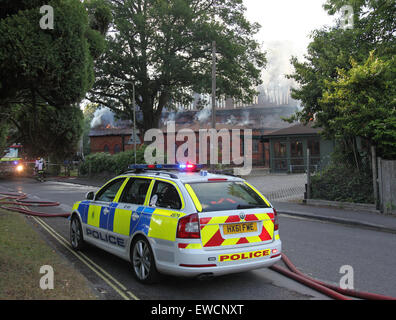 Fleet, Hampshire, UK. 22. Juni 2015. Junge, 17, verhaftet wegen des Verdachts der Kirche Brandstiftung, die ein 17-jähriger Junge Flotte wegen des Verdachts der Brandstiftung im Zusammenhang mit dem Brand verhaftet wurde, die Kirche letzte Nacht verschlungen.  Polizei wurden am 17:49 Montag, 22. Juni 2015 zu einem Brand im All Saints Church Kirche unterwegs, Flotte aufgerufen. Hants Offiziere untersuchen, ob das Feuer auf ähnliche Berichte Kredit verbunden ist: Jason Kay/Alamy Live News Stockfoto