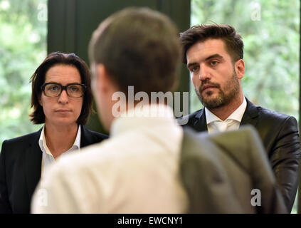 München, Deutschland. 23. Juni 2015. Chef-Ankläger Christiane Serini (L) und Rechtsanwalt Florian Opper stehen in den Gerichtssaal zu Beginn des Prozesses gegen fünf ehemalige Bankmanager wegen versuchten Betrugs in der Kirch Testversion im Amtsgericht in München, 23. Juni 2015. Bildnachweis: Dpa picture Alliance/Alamy Live News Stockfoto