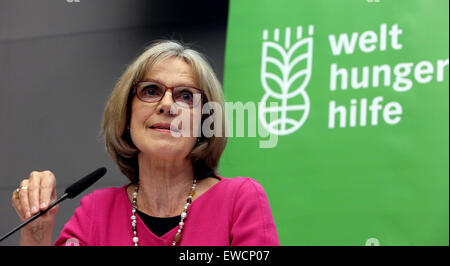 Berlin, Deutschland. 23. Juni 2015. Präsidentin der Welthungerhilfe (Welt Hunger Hilfe), Baerbel Dieckmann spricht in Berlin, Deutschland, 23. Juni 2015. Welthungerhilfe präsentiert Jahresbericht 2014 mehr besagt, dass Menschen von humanitären Krisen betroffen sind. Foto: STEPHANIE PILICK/Dpa/Alamy Live News Stockfoto