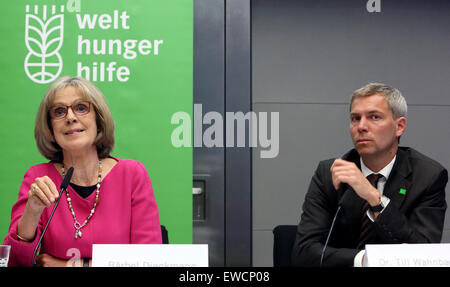 Berlin, Deutschland. 23. Juni 2015. Präsident der Welthungerhilfe (Welt Hunger Hilfe), Baerbel Dieckmann, spricht neben der neue Generalsekretär der Welthungerhilfe, bis Wahnbaeck in Berlin, Deutschland, 23. Juni 2015. Welthungerhilfe präsentiert Jahresbericht 2014 mehr besagt, dass Menschen von humanitären Krisen betroffen sind. Foto: STEPHANIE PILICK/Dpa/Alamy Live News Stockfoto