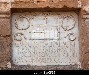 Grabstein im römischen Mausoleum des Voconios, Columbarios, Merida, Badajoz Provinz, Region Extremadura, Spanien, Europa Stockfoto