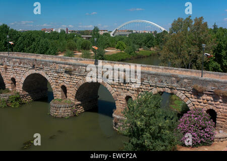 Römische Brücke über den Fluss Guadiana (im Hintergrund die Lusitania-Brücke), Merida, Badajoz Provinz, Region Extremadura, Stockfoto