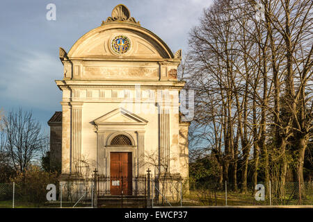 Fassade der Kirche aus dem XVII Jahrhundert, die das Oratorium "Santissima Annunziata" (Sepulcrum Gentis Piancastelli) in Fusignano, Italien Stockfoto