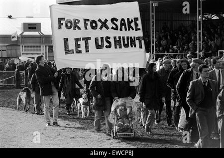 Hunt Supporters Pro Fox Hunting Rally im Stoneleigh Park Messezentrum Warwickshire. Banner für Fox Sake Lass uns jagen. HOMER SYKES AUS DEN 1992 1990ER JAHREN Stockfoto