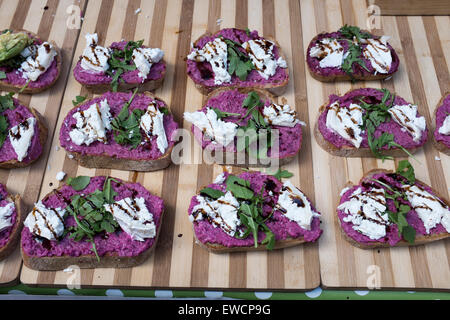 Essiggurken rote Beete mit Avocado wilde Rucola Ziegenkäse und Balsamico-Glasur zum Verkauf an Maltby Street Market London Bridge London Stockfoto