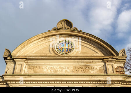 Fassade der Kirche aus dem XVII Jahrhundert, die das Oratorium "Santissima Annunziata" (Sepulcrum Gentis Piancastelli) in Fusignano, Italien Stockfoto