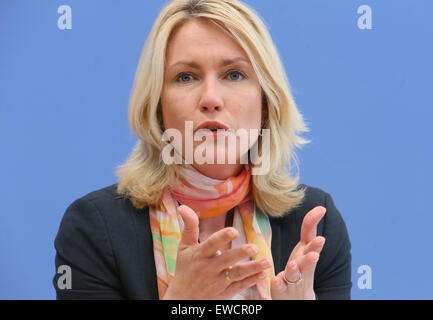 Berlin, Deutschland. 23. Juni 2015. Deutscher Minister für Familie Angelegenheiten Manuela Schwesig spricht in Berlin, Deutschland, 23. Juni 2015. Sie präsentiert die neue Studie "Kinder in der Digitalwelt" auf der Internet-Verhalten von drei bis acht-jährige in Deutschland. Foto: STEPHANIE PILICK/Dpa/Alamy Live News Stockfoto