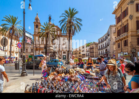 PALERMO, Italien - 16. August 2014: Touristen in San Domenico Platz in Palermo, Italien. Stockfoto