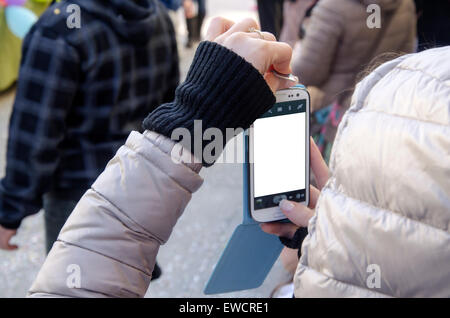 weibliche Hände Aufnahme mit Smartphone und weißen Bildschirm unter Menschen als Moder lifestyle Stockfoto