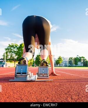 Sprinter Vorbereitungen zu beginnen. Stockfoto