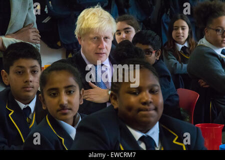 London, UK. 23. Juni 2015. Michaela Gemeinschaftsschule, Wembley, London, 23. Juni 2015. Bürgermeister von London Boris Johnson besucht Michaela Community School, eine freie Schule in Wembley, das fing an Studenten in September2014, nachdem er gegen ein gewisses Maß an Widerstand von Einheimischen und Gewerkschaften.  Bild: zurück zur Schule. Mit den Schülern am Brunch sitzen, gibt He Bürgermeister seine Aufmerksamkeit auf die Schulleiter. Bildnachweis: Paul Davey/Alamy Live-Nachrichten Stockfoto