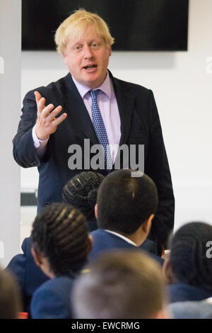 London, UK. 23. Juni 2015. Michaela Gemeinschaftsschule, Wembley, London, 23. Juni 2015. Bürgermeister von London Boris Johnson besucht Michaela Community School, eine freie Schule in Wembley, das fing an Studenten in September2014, nachdem er gegen ein gewisses Maß an Widerstand von Einheimischen und Gewerkschaften. Bildnachweis: Paul Davey/Alamy Live-Nachrichten Stockfoto