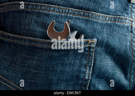 Werkzeuge in der Tasche der jeans Stockfoto
