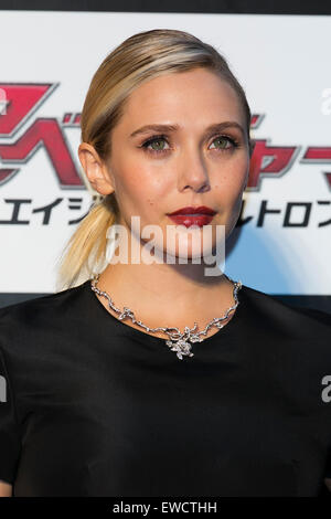 Tokio, Japan. 23. Juni 2015. US-amerikanische Schauspielerin Elizabeth Olsen stellt für die Kameras, während die Japaner für den Film Premiere "The Avengers: Age of Ultron" in der Innenstadt von Tokio, Japan am 23. Juni 2015. Der Film wird in Japan von Walt Disney Studio Japan mit einem bundesweiten Release vom 4. Juli verteilt werden. Bildnachweis: Rodrigo Reyes Marin/AFLO/Alamy Live-Nachrichten Stockfoto