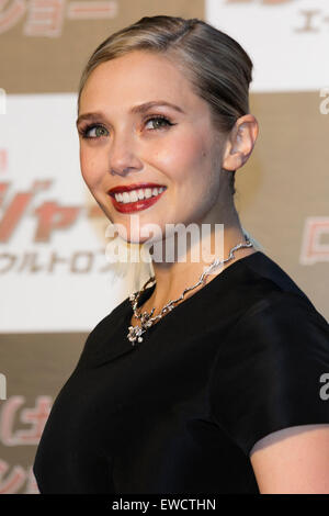 Tokio, Japan. 23. Juni 2015. US-amerikanische Schauspielerin Elizabeth Olsen stellt für die Kameras, während die Japaner für den Film Premiere "The Avengers: Age of Ultron" in der Innenstadt von Tokio, Japan am 23. Juni 2015. Der Film wird in Japan von Walt Disney Studio Japan mit einem bundesweiten Release vom 4. Juli verteilt werden. Bildnachweis: Rodrigo Reyes Marin/AFLO/Alamy Live-Nachrichten Stockfoto