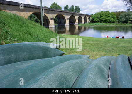 Gestrandeter Kanus am Ufer des Flusses Dordogne, in der Nähe der Brücke bei Castelnaud la Chapelle, Perigord, Frankreich Stockfoto