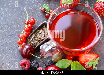 Beere Tee mit frischen Johannisbeeren, Himbeeren und Erdbeeren Stockfoto