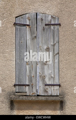 Geschlossene Fensterläden aus Holz am Fenster. Stockfoto