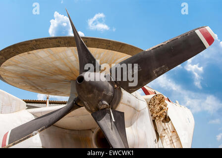 HATZERIM, ISRAEL - 27. April 2015: Northrop Grumman E-2 Hawkeye ist ein amerikanischer Allwetter-, Träger-fähige taktische Luft ea Stockfoto