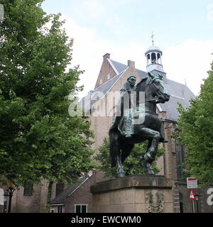 Statue von Bischof Willibrord vor dem 11. Jahrhundert Lage (St. Johannes Kirche) am Janskerkhof, Utrecht, Niederlande Stockfoto