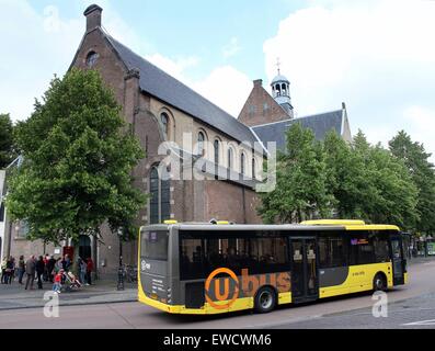 11. Jahrhundert historischen Lage (St. Johannes Kirche) am Janskerkhof, Utrecht, Niederlande, Stadtbus vor Übergabe Stockfoto