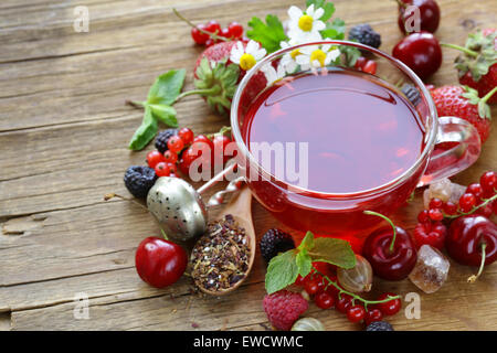 Beere Tee mit frischen Johannisbeeren, Himbeeren und Erdbeeren Stockfoto